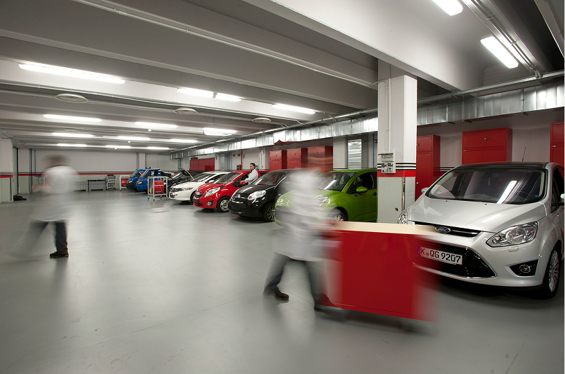 persone in movimento dentro un garage